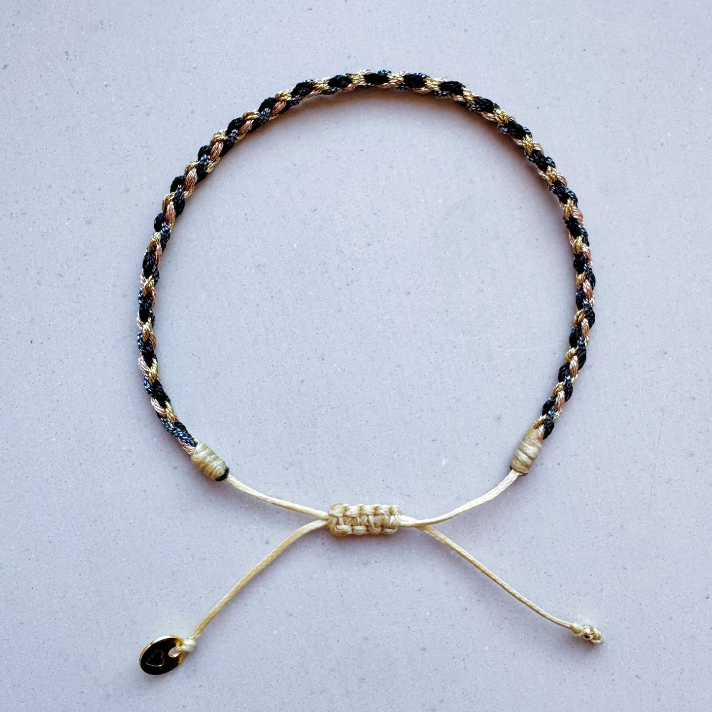 Fadenarmband geflochten